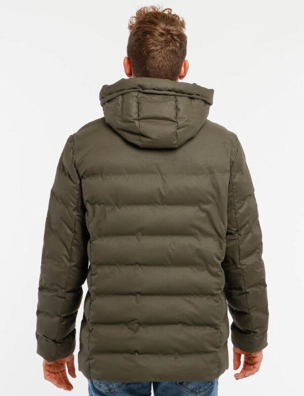 Piumino Nick Logan con maxi zip - Esterno: 100% poliestere - Fodera: 100% nylon - dettagli in similpelleIl modello indossa