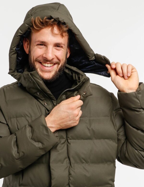Piumino Nick Logan con maxi zip - Esterno: 100% poliestere - Fodera: 100% nylon - dettagli in similpelleIl modello indossa