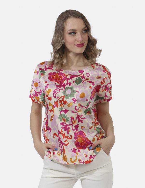 T-shirt Emme Marella Fantasia - T-shirt ludica, con girocollo classico, su base floreale in fantasia tendente al rosa. La ve