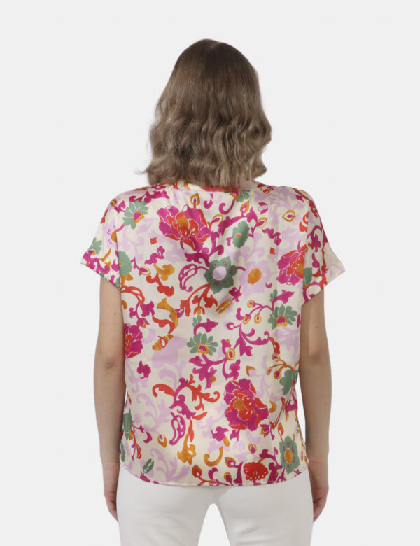 T-shirt Emme Marella Fantasia - T-shirt ludica, con girocollo classico, su base floreale in fantasia tendente al rosa. La ve