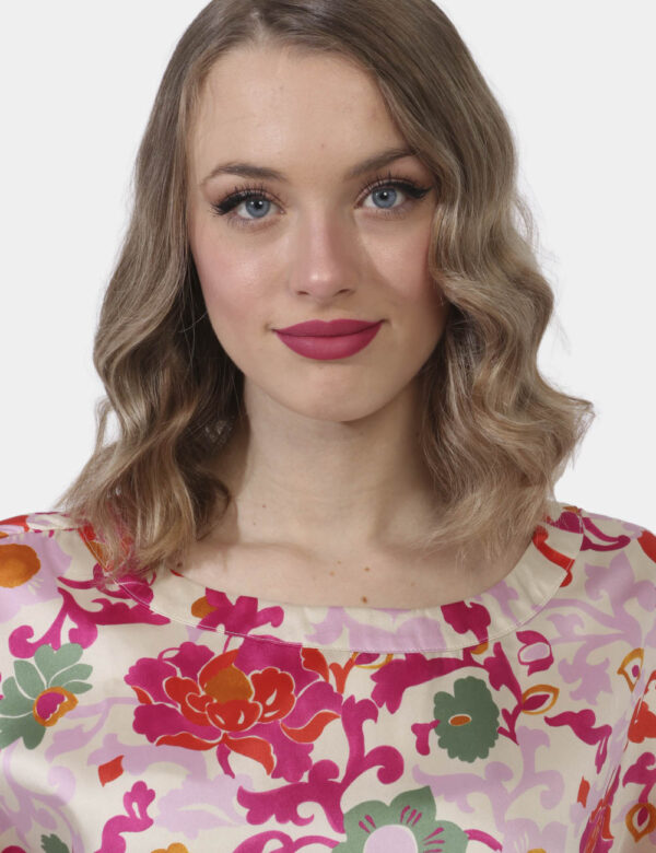 T-shirt Emme Marella Fantasia - T-shirt ludica, con girocollo classico, su base floreale in fantasia tendente al rosa. La ve