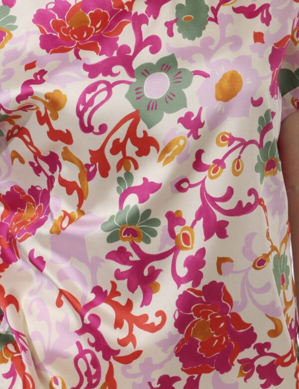 T-shirt Emme Marella Fantasia - T-shirt ludica, con girocollo classico, su base floreale in fantasia tendente al rosa. La ve