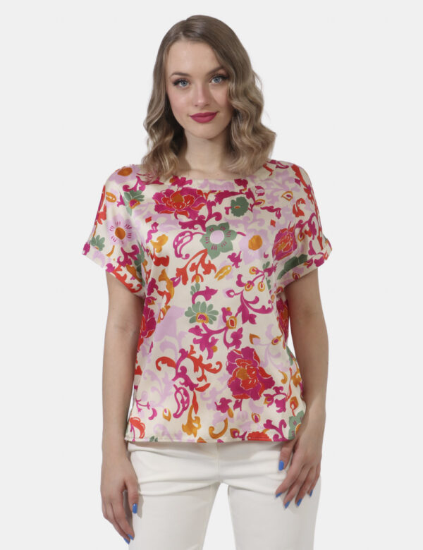 T-shirt Emme Marella Fantasia - T-shirt ludica, con girocollo classico, su base floreale in fantasia tendente al rosa. La ve
