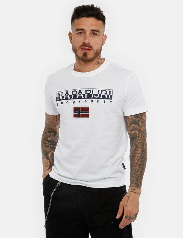 T-shirt Napapijri con logo - 100% cotoneIl modello indossa la taglia L ed è alto 178 cm e la vestibilità è regolareUna t-shi