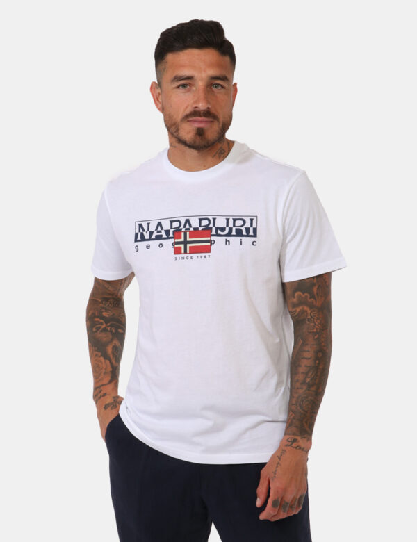 T-shirt Napapijri Bianco - T-shirt su base bianca con stampa logo brand in tonalità originale. La vestibilità è morbida e re