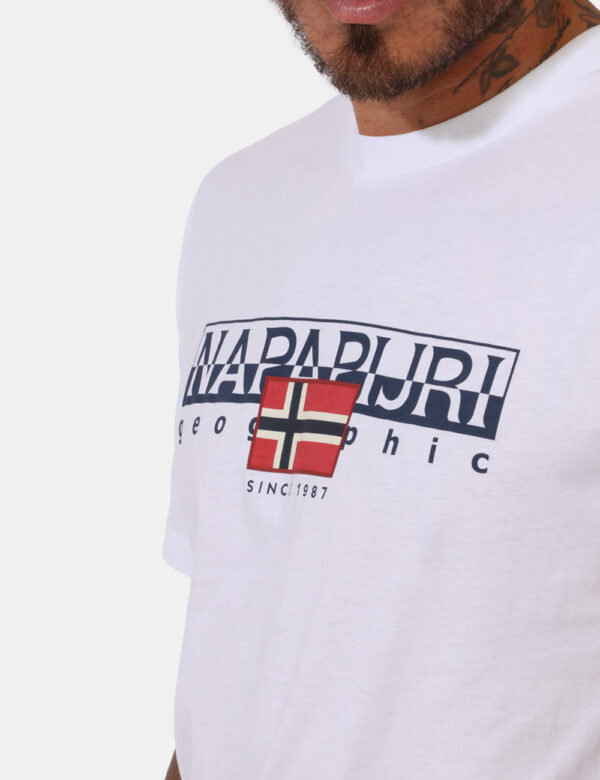 T-shirt Napapijri Bianco - T-shirt su base bianca con stampa logo brand in tonalità originale. La vestibilità è morbida e re
