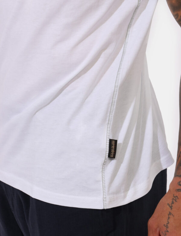 T-shirt Napapijri Bianco - T-shirt su base bianca con stampa logo brand in tonalità originale. La vestibilità è morbida e re