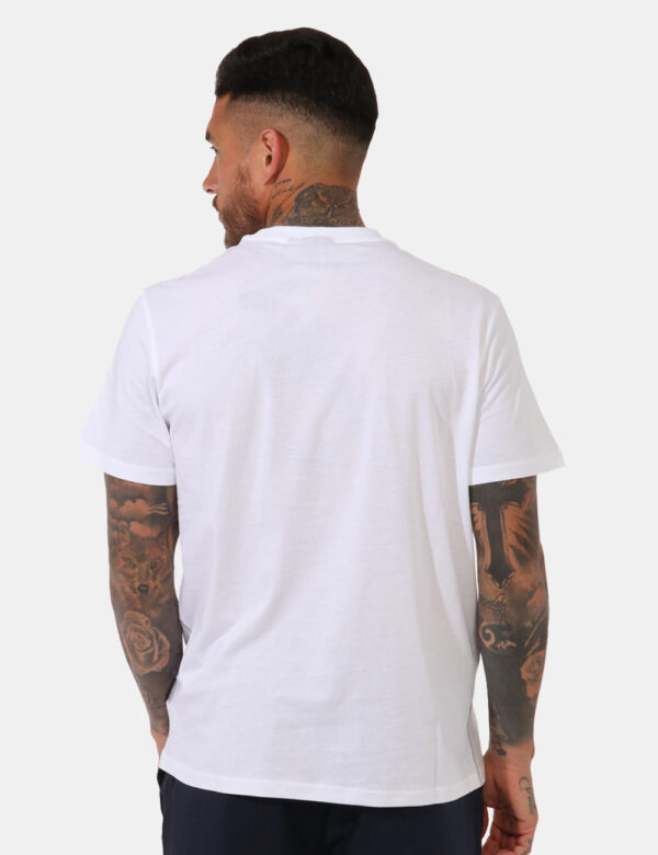 T-shirt Napapijri Bianco - T-shirt su base bianca con stampa logo brand in tonalità originale. La vestibilità è morbida e re