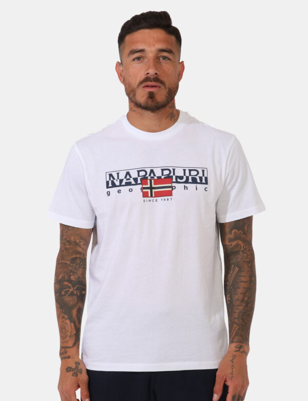 T-shirt Napapijri Bianco - T-shirt su base bianca con stampa logo brand in tonalità originale. La vestibilità è morbida e re