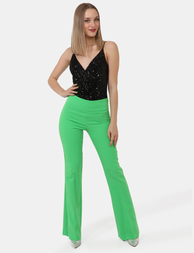 Pantaloni Sandro Ferrone Verde - Pantaloni in total verde brillante con fake tasca a taglio. La vestibilità è morbida e prat