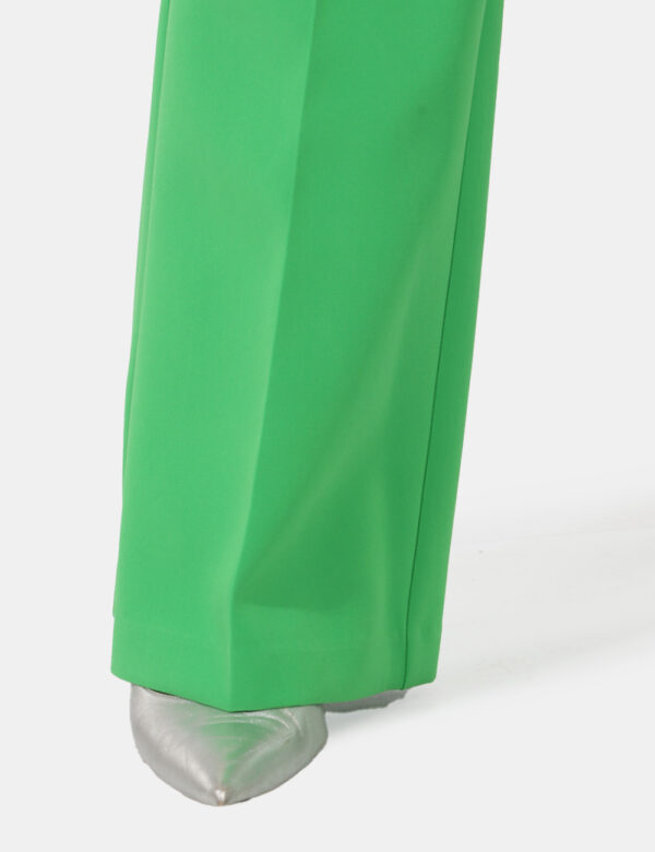 Pantaloni Sandro Ferrone Verde - Pantaloni in total verde brillante con fake tasca a taglio. La vestibilità è morbida e prat