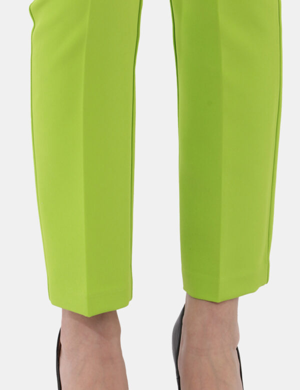 Pantaloni Sandro Ferrone Verde - Pantaloni in total verde brillante. La vestibilità è morbida e pratica grazie a zip lateral