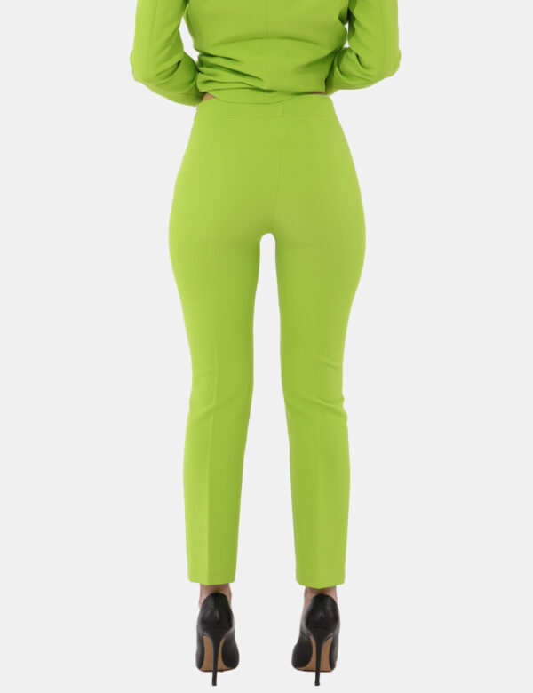 Pantaloni Sandro Ferrone Verde - Pantaloni in total verde brillante. La vestibilità è morbida e pratica grazie a zip lateral
