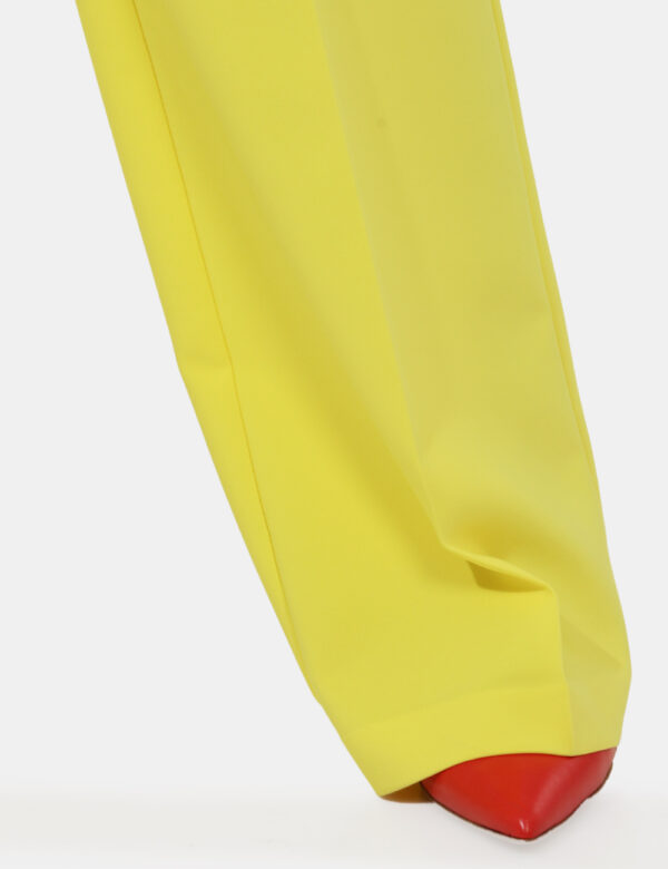 Pantaloni Sandro Ferrone Giallo - Pantaloni in total giallo limone con gamba ampia. La vestibilità è morbida e pratica grazi