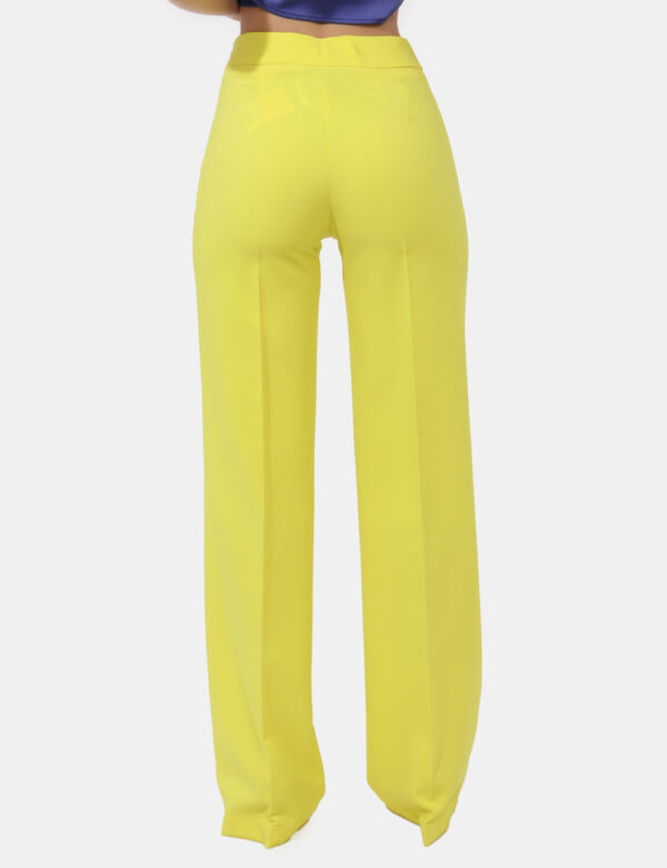 Pantaloni Sandro Ferrone Giallo - Pantaloni in total giallo limone con gamba ampia. La vestibilità è morbida e pratica grazi