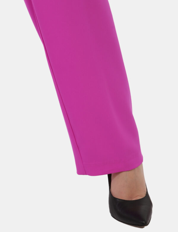 Pantaloni Sandro Ferrone Fucsia - Pantaloni in total fucsia. La vestibilità è morbida e pratica grazie a bottone più zip, ma