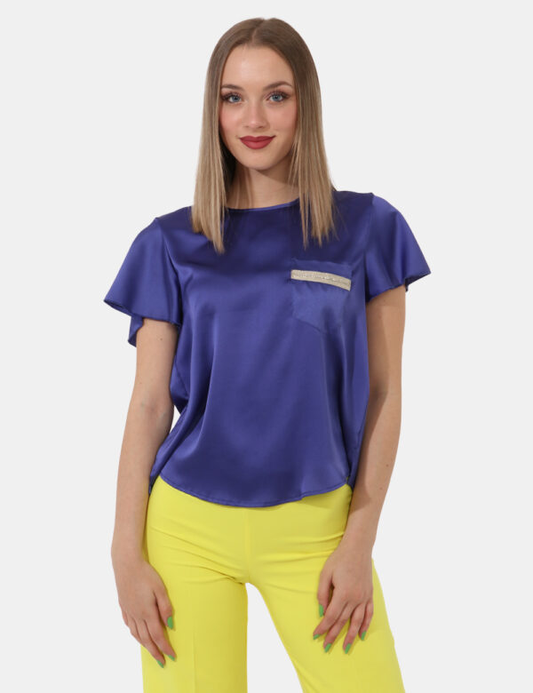 T-shirt Sandro Ferrone Viola - Elegante t-shirt in total viola chiaro ed in tessut simil raso. Presente taschino a toppa ad