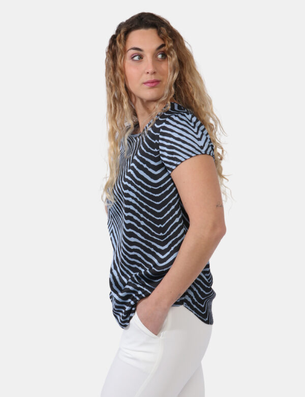 T-shirt Vougue Azzurro - T-shirt in simil raso su base azzurro chiaro rigata allover in nero. Il capo gode di girocollo clas