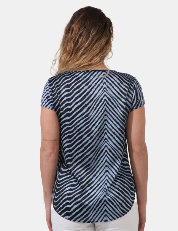 T-shirt Vougue Azzurro - T-shirt in simil raso su base azzurro chiaro rigata allover in nero. Il capo gode di girocollo clas