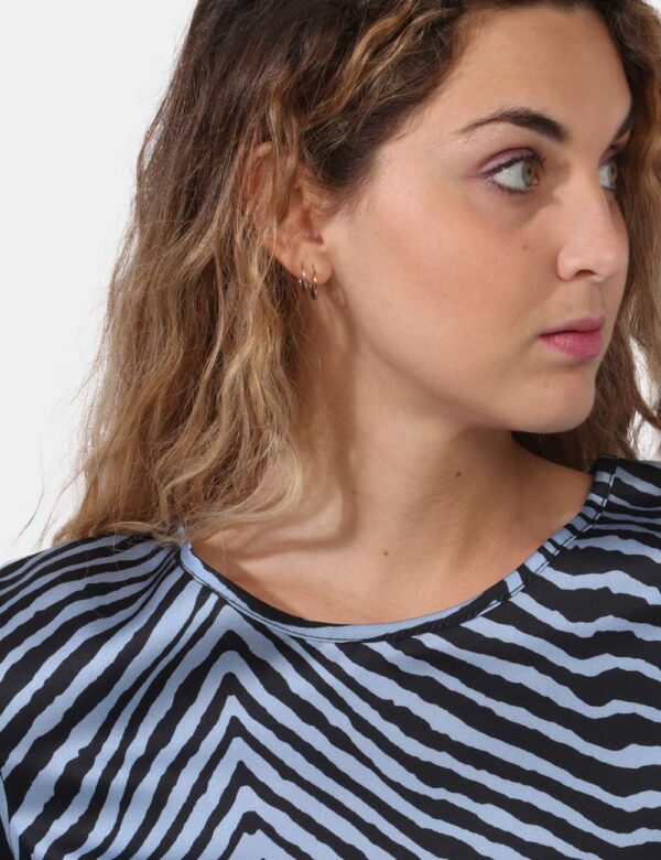 T-shirt Vougue Azzurro - T-shirt in simil raso su base azzurro chiaro rigata allover in nero. Il capo gode di girocollo clas
