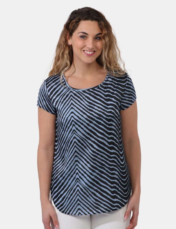 T-shirt Vougue Azzurro - T-shirt in simil raso su base azzurro chiaro rigata allover in nero. Il capo gode di girocollo clas