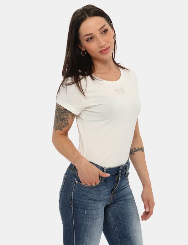 Body Yes Zee con strass - 95% cotone 5% elastinaLa modella indossa la taglia S ed è alta 178 cm e la vestiblità è asciuttaIn