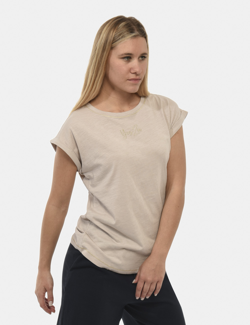 T215-TL00-SU_GRIGIO-CHIARO_PE24_1 T-shirt Yes Zee Grigio chiaro - T-shirt beige con logo e dettagli oro. Particolare dato dalla reves sulla manica. Indossala