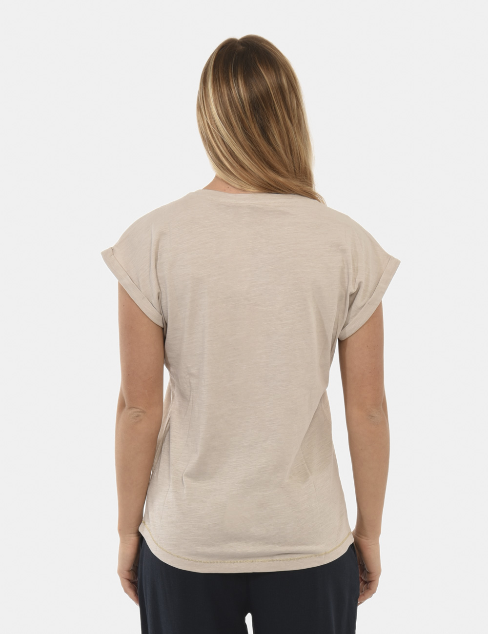 T215-TL00-SU_GRIGIO-CHIARO_PE24_2 T-shirt Yes Zee Grigio chiaro - T-shirt beige con logo e dettagli oro. Particolare dato dalla reves sulla manica. Indossala