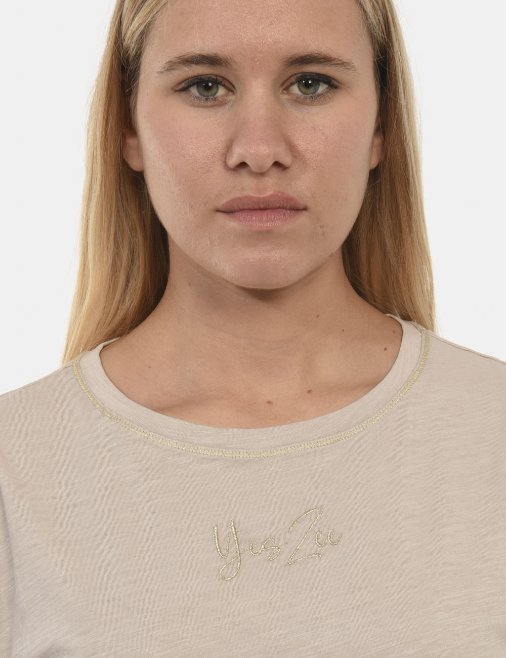 T215-TL00-SU_GRIGIO-CHIARO_PE24_3 T-shirt Yes Zee Grigio chiaro - T-shirt beige con logo e dettagli oro. Particolare dato dalla reves sulla manica. Indossala