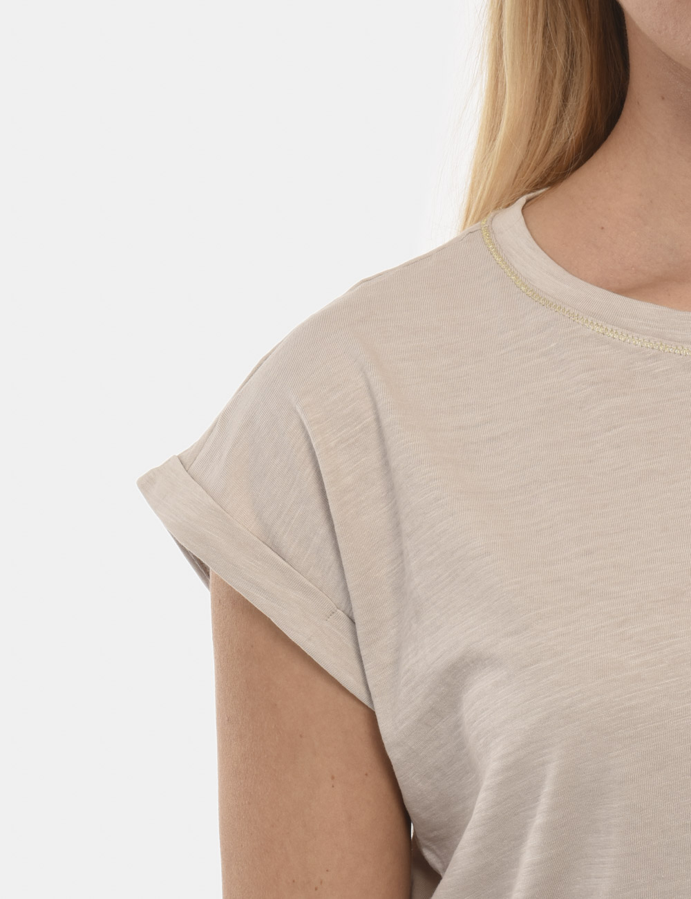T215-TL00-SU_GRIGIO-CHIARO_PE24_4 T-shirt Yes Zee Grigio chiaro - T-shirt beige con logo e dettagli oro. Particolare dato dalla reves sulla manica. Indossala