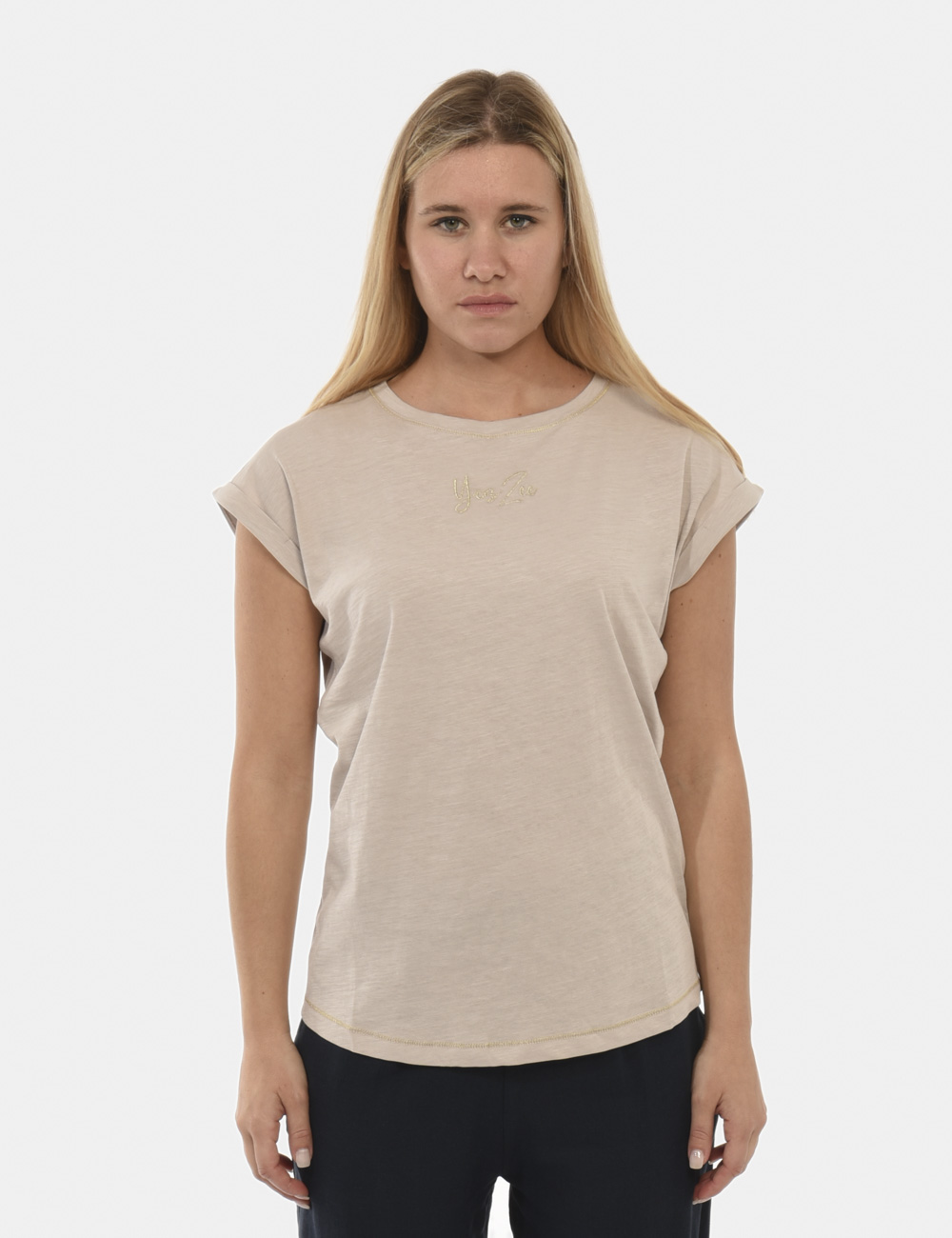 T215-TL00-SU_GRIGIO-CHIARO_PE24_5 T-shirt Yes Zee Grigio chiaro - T-shirt beige con logo e dettagli oro. Particolare dato dalla reves sulla manica. Indossala