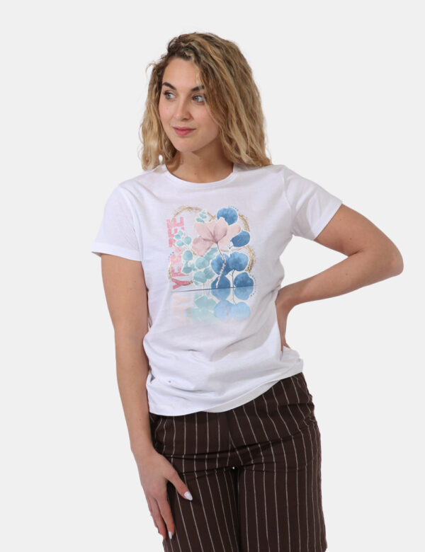 T-shirt Yes Zee Bianco - T-shirt su base bianca con stampa blu e rosa arricchita da dettagli oro. La vestibilità è morbida e