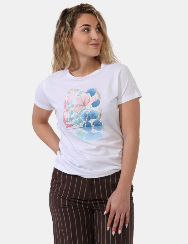 T-shirt Yes Zee Bianco - T-shirt su base bianca con stampa blu e rosa arricchita da dettagli oro. La vestibilità è morbida e