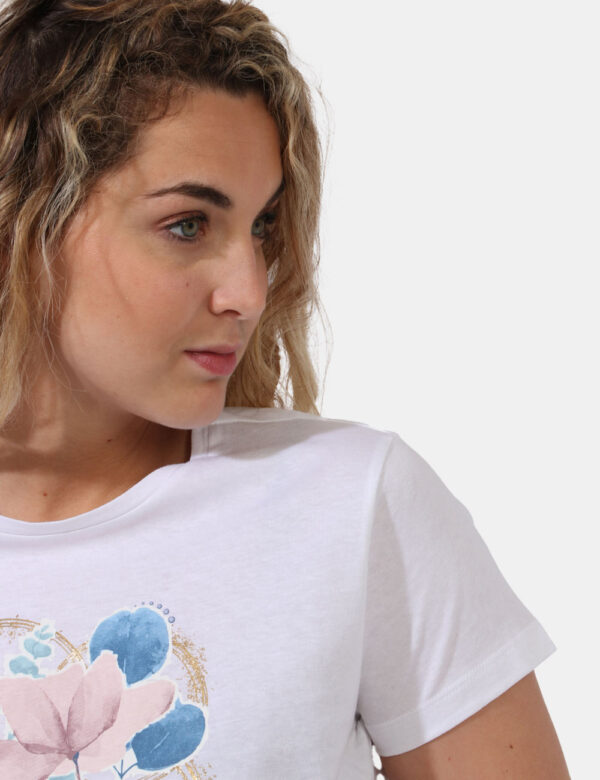 T-shirt Yes Zee Bianco - T-shirt su base bianca con stampa blu e rosa arricchita da dettagli oro. La vestibilità è morbida e