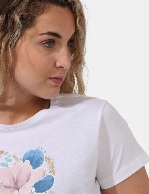 T-shirt Yes Zee Bianco - T-shirt su base bianca con stampa blu e rosa arricchita da dettagli oro. La vestibilità è morbida e