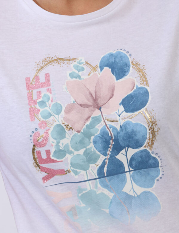 T-shirt Yes Zee Bianco - T-shirt su base bianca con stampa blu e rosa arricchita da dettagli oro. La vestibilità è morbida e