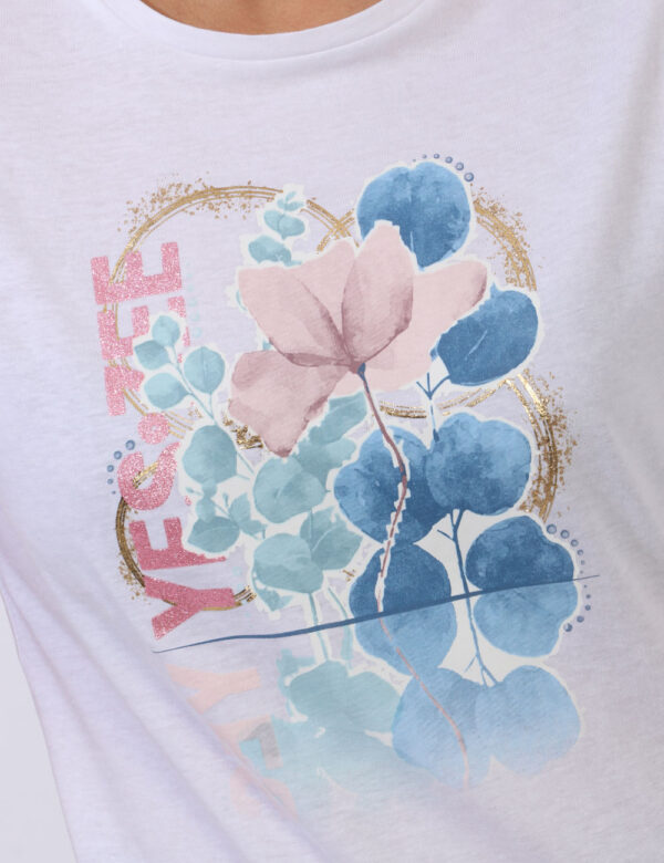 T-shirt Yes Zee Bianco - T-shirt su base bianca con stampa blu e rosa arricchita da dettagli oro. La vestibilità è morbida e