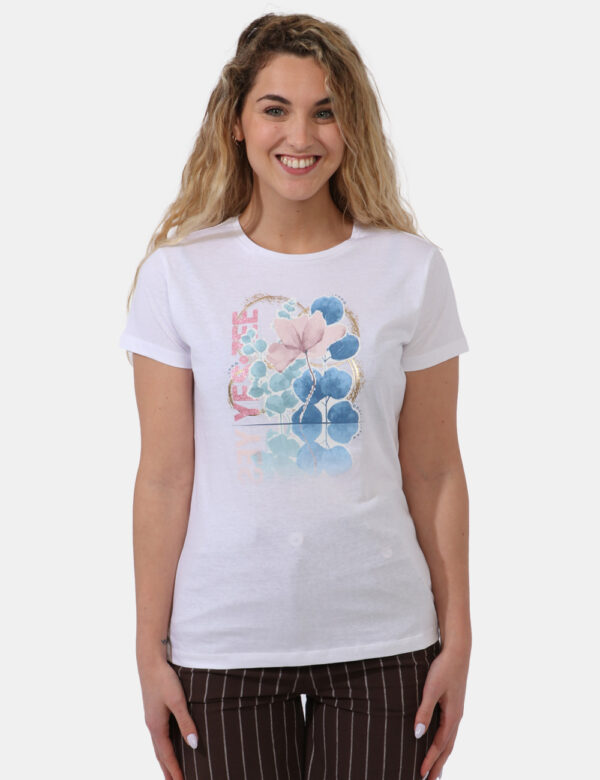 T-shirt Yes Zee Bianco - T-shirt su base bianca con stampa blu e rosa arricchita da dettagli oro. La vestibilità è morbida e