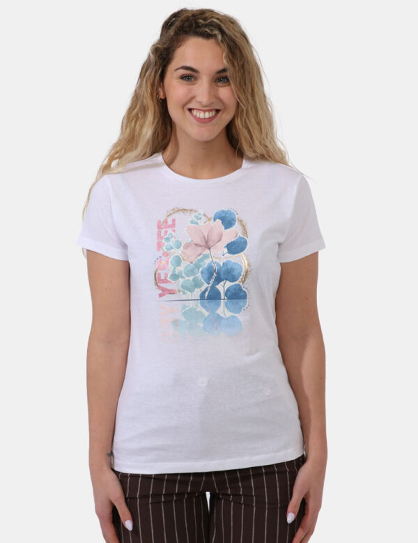 T-shirt Yes Zee Bianco - T-shirt su base bianca con stampa blu e rosa arricchita da dettagli oro. La vestibilità è morbida e