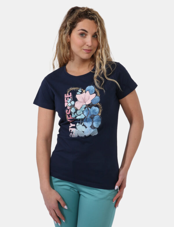 T-shirt Yes Zee Blu - T-shirt su base blu navy con stampa blu e rosa arricchita da dettagli oro. La vestibilità è morbida e
