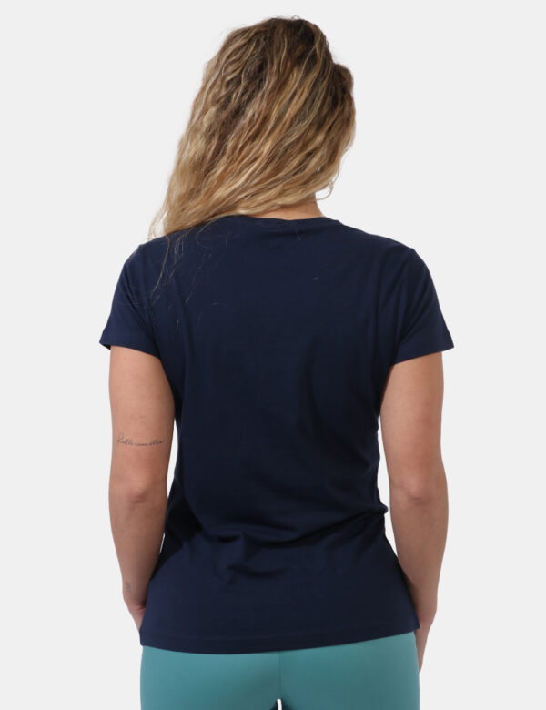 T-shirt Yes Zee Blu - T-shirt su base blu navy con stampa blu e rosa arricchita da dettagli oro. La vestibilità è morbida e