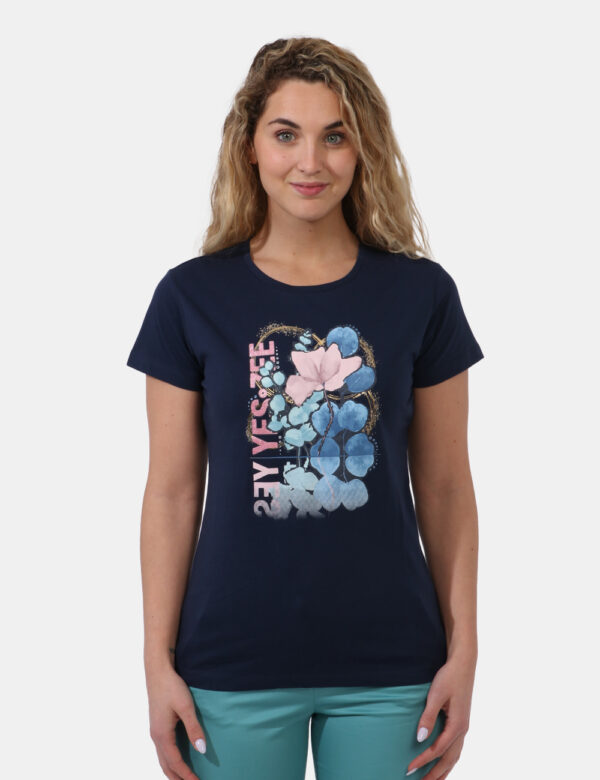 T-shirt Yes Zee Blu - T-shirt su base blu navy con stampa blu e rosa arricchita da dettagli oro. La vestibilità è morbida e