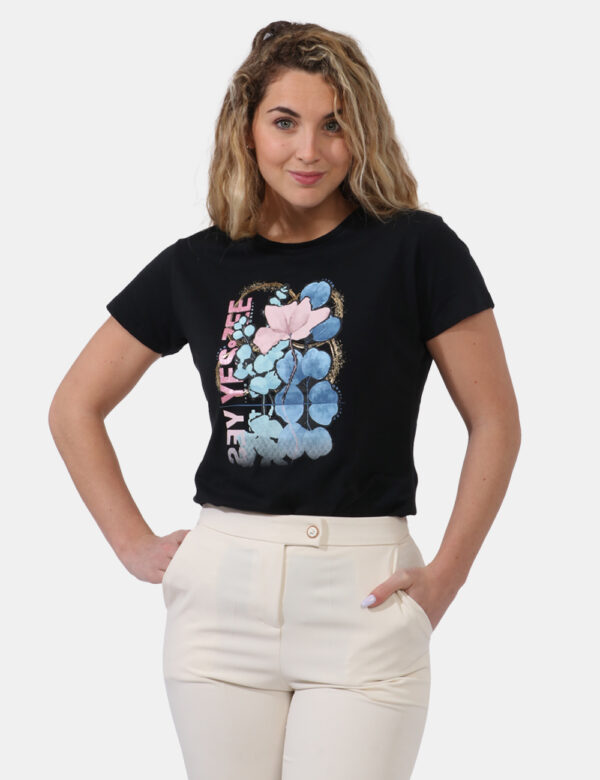T-shirt Yes Zee Nero - T-shirt su base nera con stampa blu e rosa arricchita da dettagli oro. La vestibilità è morbida e reg