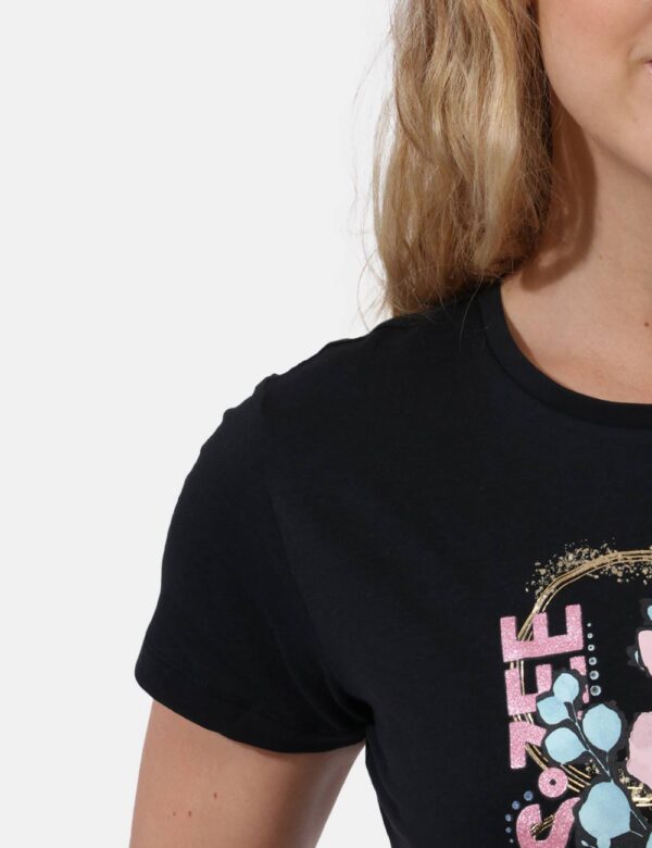 T-shirt Yes Zee Nero - T-shirt su base nera con stampa blu e rosa arricchita da dettagli oro. La vestibilità è morbida e reg