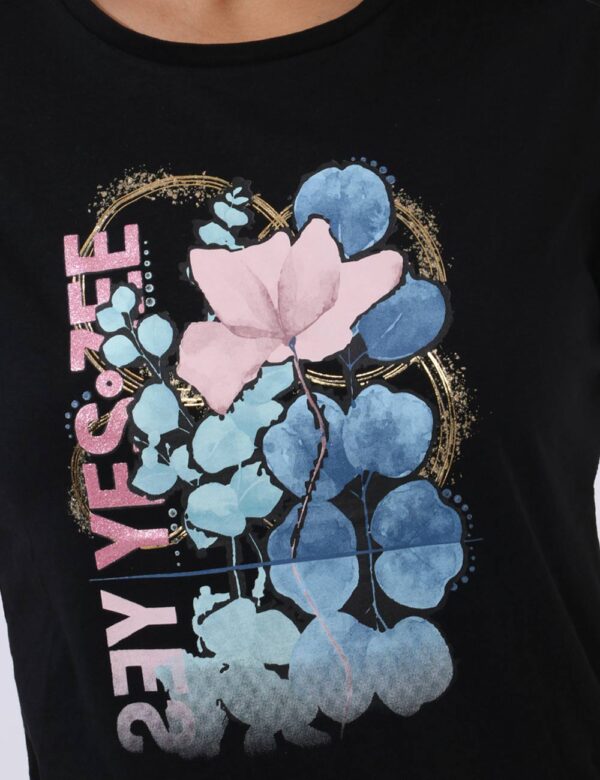 T-shirt Yes Zee Nero - T-shirt su base nera con stampa blu e rosa arricchita da dettagli oro. La vestibilità è morbida e reg