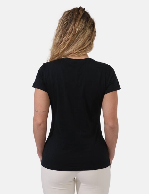 T-shirt Yes Zee Nero - T-shirt su base nera con stampa blu e rosa arricchita da dettagli oro. La vestibilità è morbida e reg