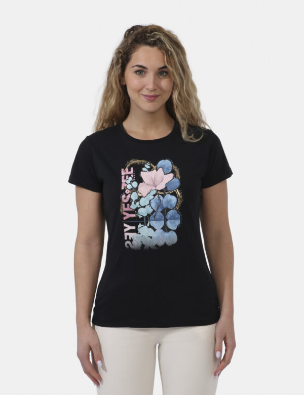 T-shirt Yes Zee Nero - T-shirt su base nera con stampa blu e rosa arricchita da dettagli oro. La vestibilità è morbida e reg
