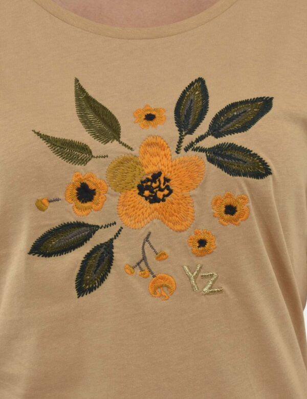 T-shirt Yes Zee Cammello - T-shirt cammello con dettaglio logo e fiore ricamati sul fronte. Particolare dato dal taglio dell