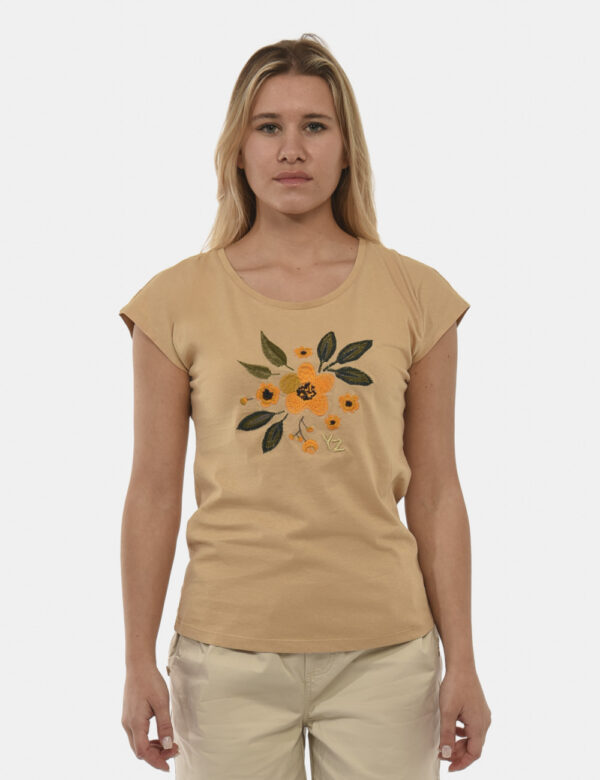 T-shirt Yes Zee Cammello - T-shirt cammello con dettaglio logo e fiore ricamati sul fronte. Particolare dato dal taglio dell