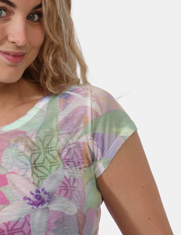 T-shirt Yes Zee Fantasia - T-shirt velata su base nera fantasia floreale tendente al verde e al rosa. La vestibilità è morbi